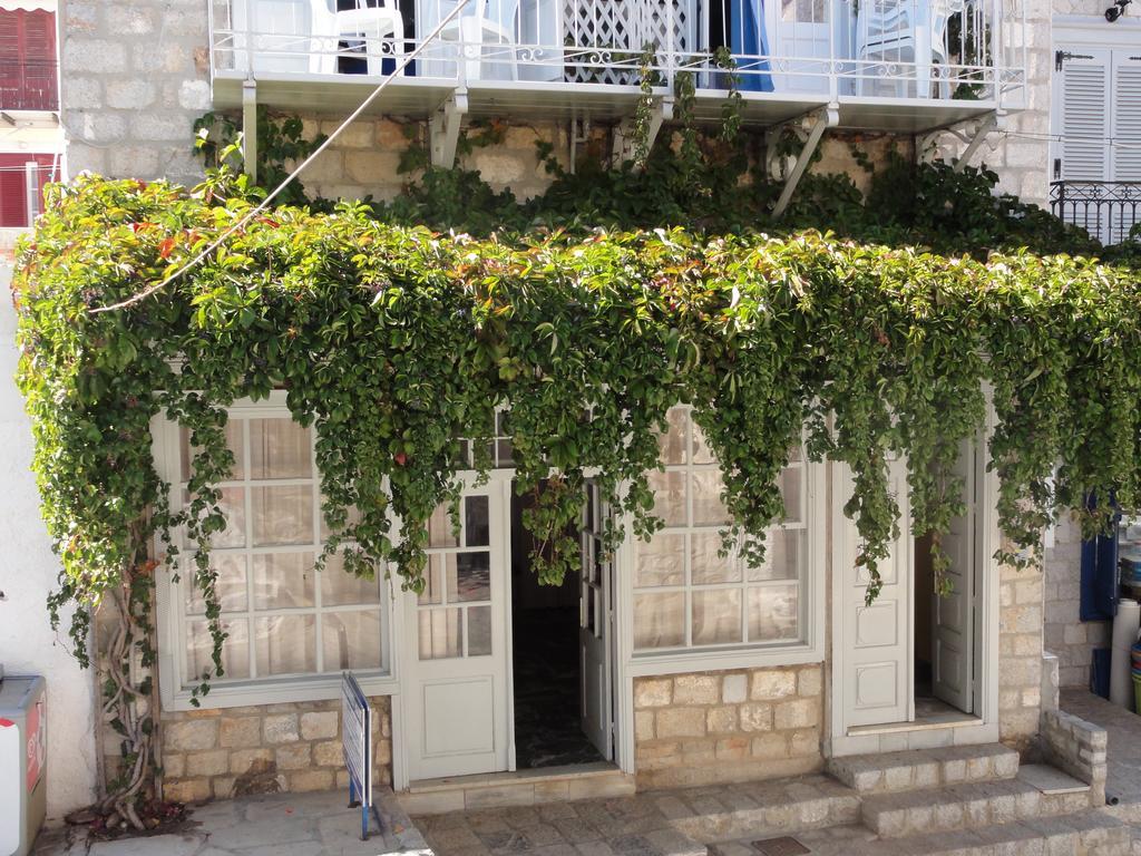 Botsis Guest House Hydra  Exterior photo